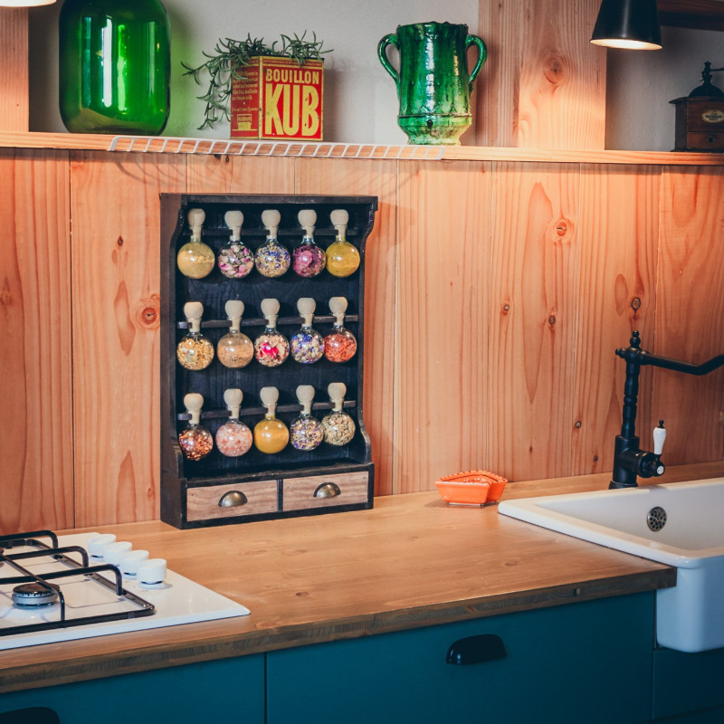 Étagère à épices en bois de style vintage avec patine noire et 15 bulles en verre - Bulles d'épices