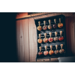 Étagère à épices en bois de style vintage avec patine noire et 15 bulles en verre - Bulles d'épices