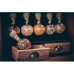 Étagère à épices en bois de style vintage avec patine noire et 15 bulles en verre - Bulles d'épices