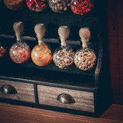 Étagère à épices en bois de style vintage avec patine noire et 15 bulles en verre - Bulles d'épices