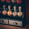 Étagère à épices en bois de style vintage avec patine noire et 15 bulles en verre - Bulles d'épices