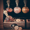 Étagère à épices en bois de style vintage avec patine noire et 15 bulles en verre - Bulles d'épices