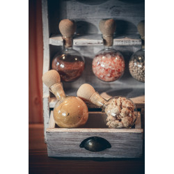 Étagère à épices en bois de style vintage avec patine blanche et 15 bulles en verre - Bulles d'épices