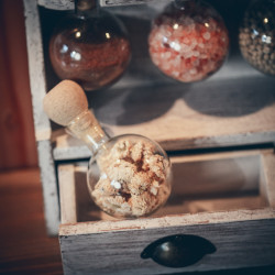 Étagère à épices en bois de style vintage avec patine blanche et 15 bulles en verre - Bulles d'épices